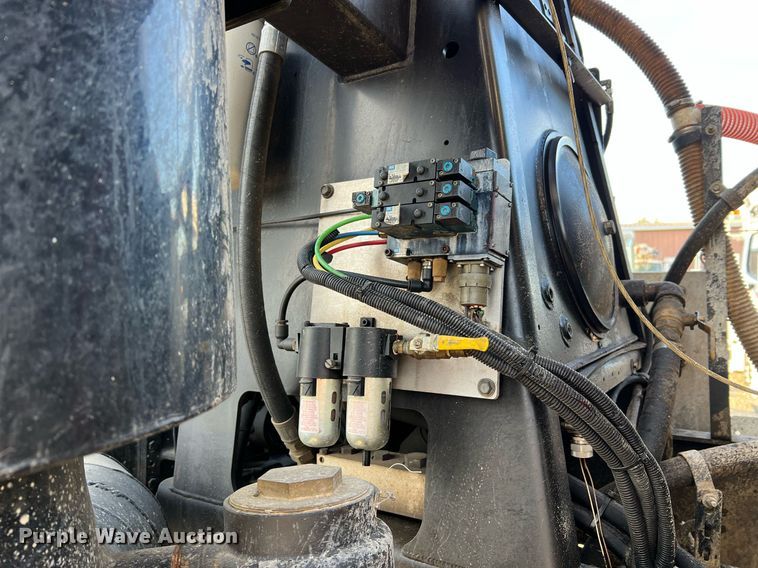 image for item NI9028 2009 International WorkStar 7600  vacuum truck