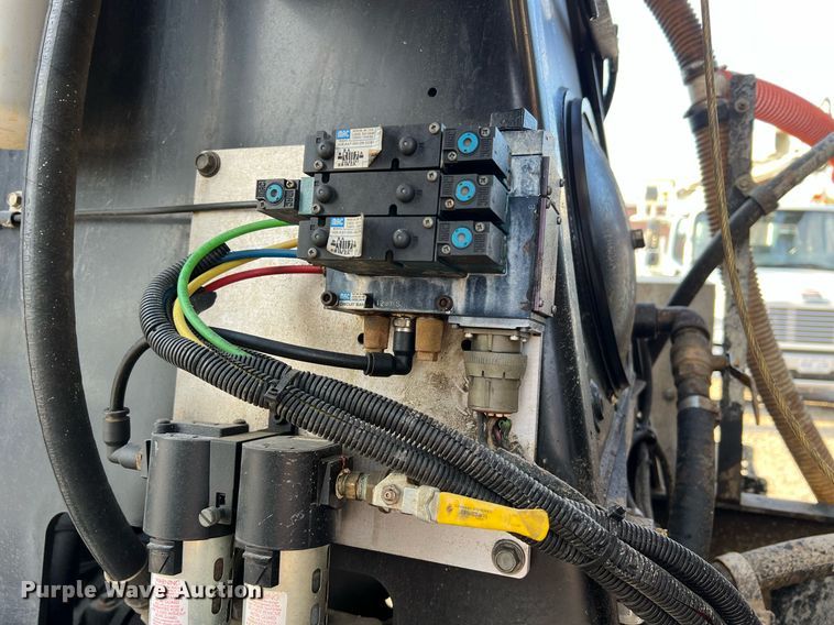 image for item NI9028 2009 International WorkStar 7600  vacuum truck