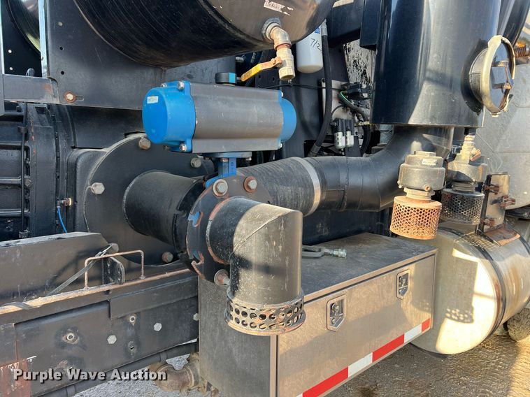 image for item NI9028 2009 International WorkStar 7600  vacuum truck