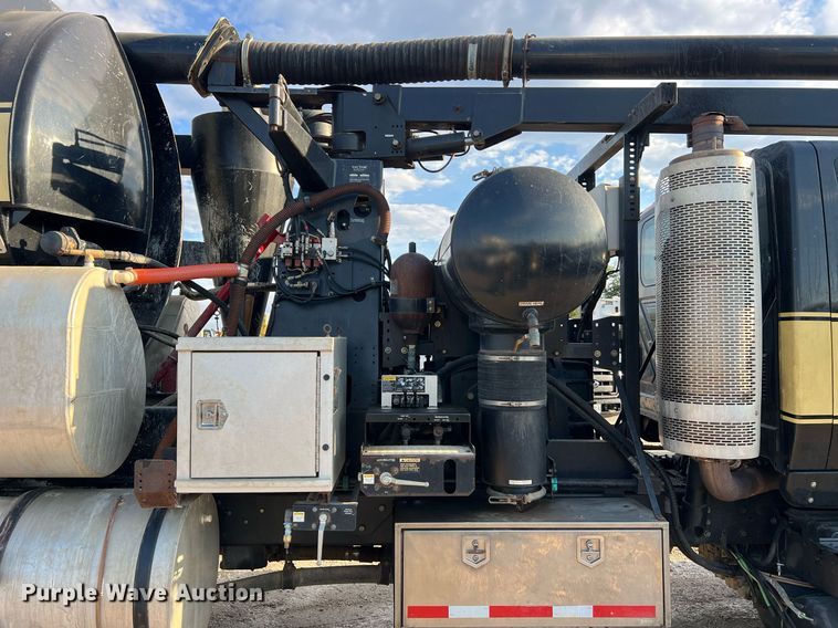 image for item NI9028 2009 International WorkStar 7600  vacuum truck