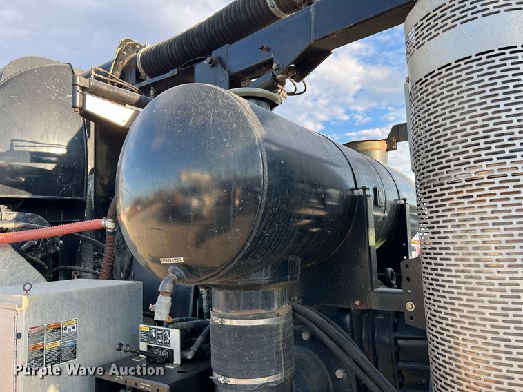 image for item NI9028 2009 International WorkStar 7600  vacuum truck