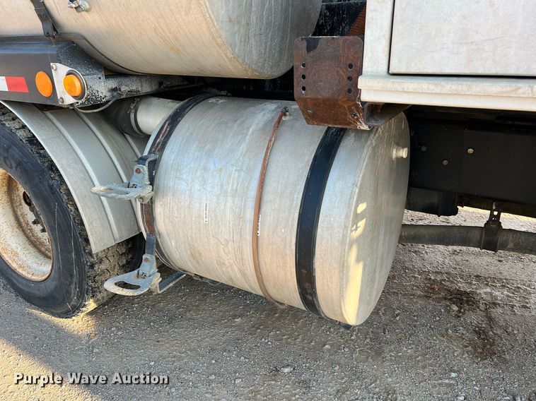 image for item NI9028 2009 International WorkStar 7600  vacuum truck