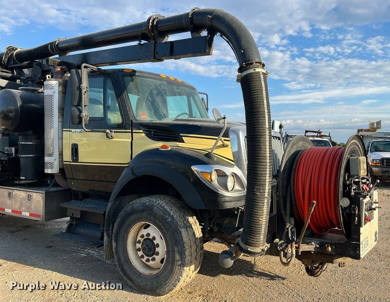 image for item NI9028 2009 International WorkStar 7600  vacuum truck