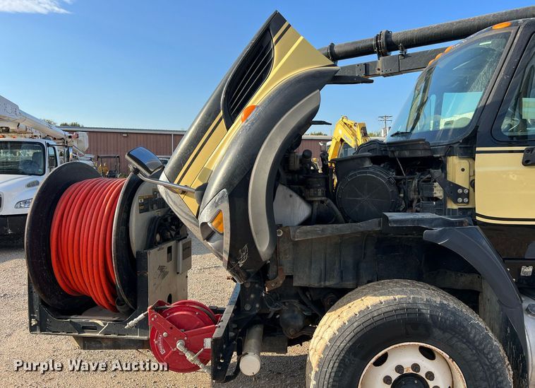 image for item NI9028 2009 International WorkStar 7600  vacuum truck