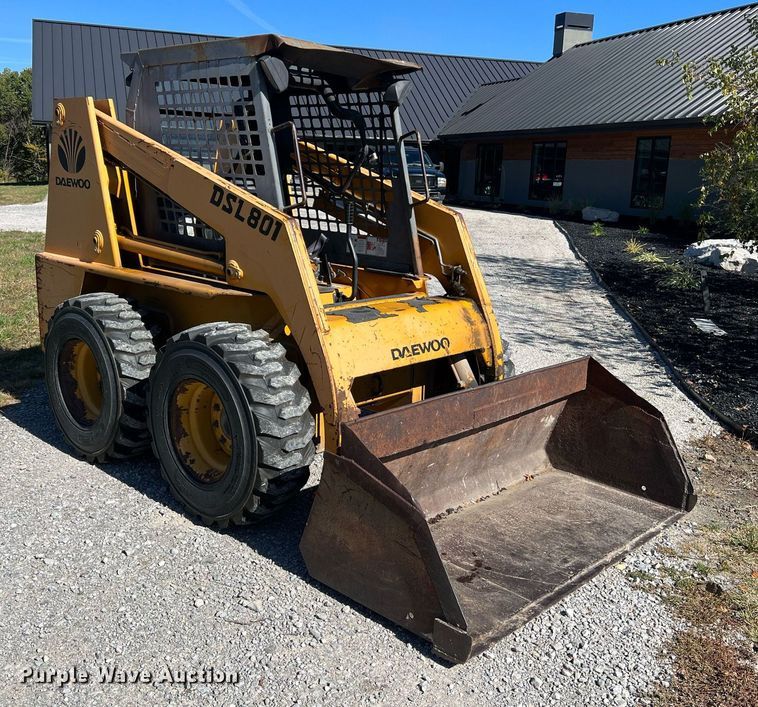 image for item NI9055 1998 Daewoo DSL801  skid steer loader