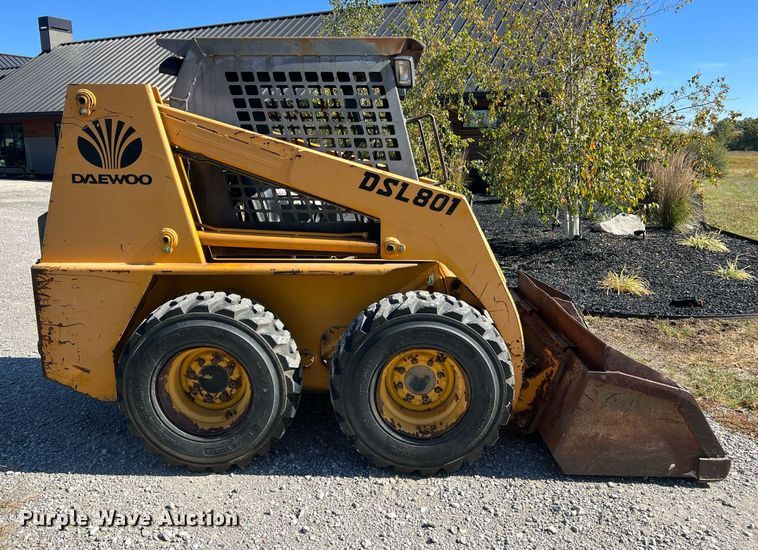 image for item NI9055 1998 Daewoo DSL801  skid steer loader