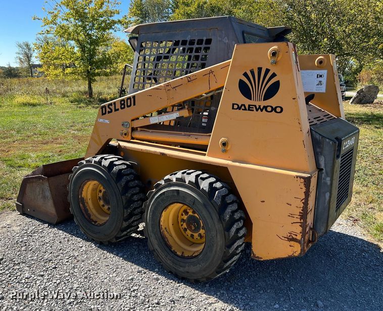 image for item NI9055 1998 Daewoo DSL801  skid steer loader