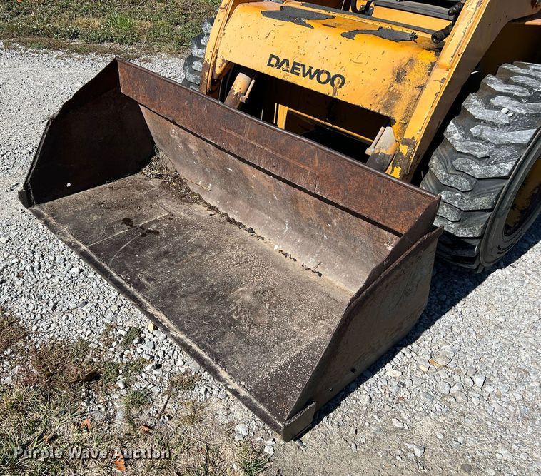 image for item NI9055 1998 Daewoo DSL801  skid steer loader