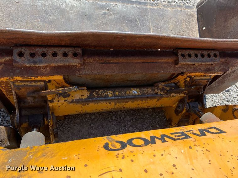 image for item NI9055 1998 Daewoo DSL801  skid steer loader