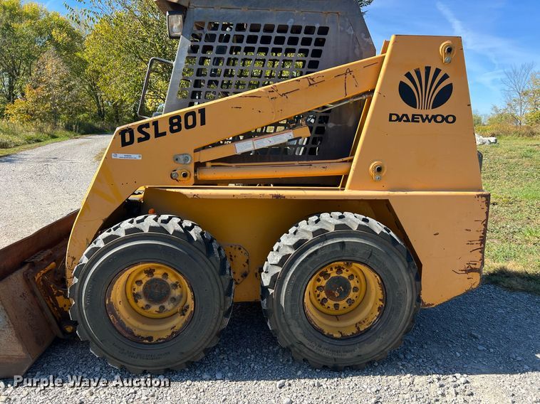 image for item NI9055 1998 Daewoo DSL801  skid steer loader