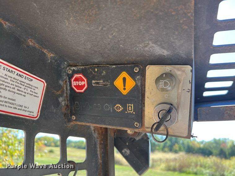 image for item NI9055 1998 Daewoo DSL801  skid steer loader