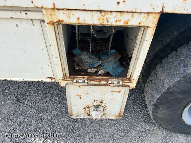 image for item NI9057 1990 Ford F800  crane truck