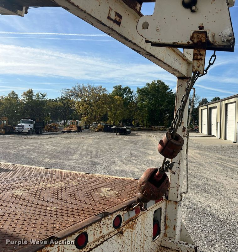 image for item NI9057 1990 Ford F800  crane truck