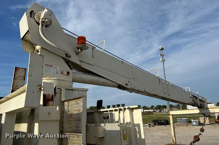 image for item NI9057 1990 Ford F800  crane truck