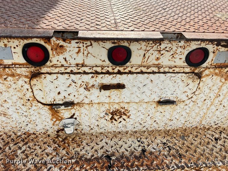 image for item NI9057 1990 Ford F800  crane truck