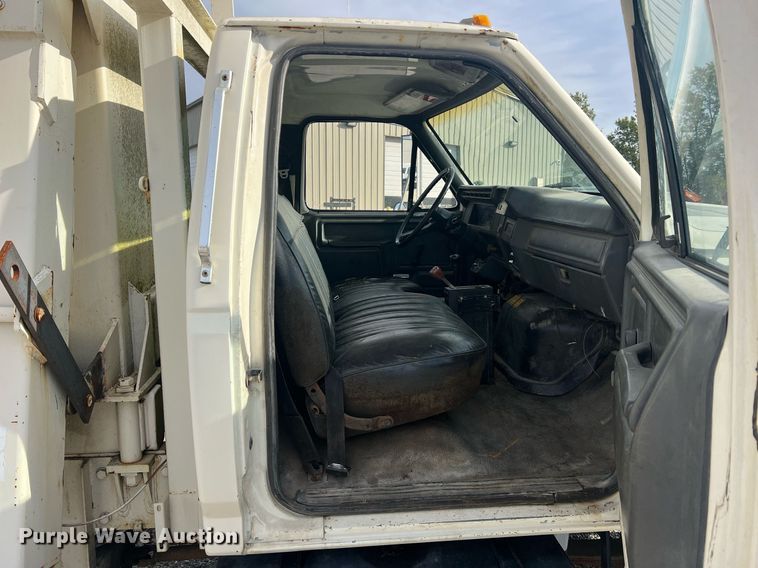 image for item NI9057 1990 Ford F800  crane truck