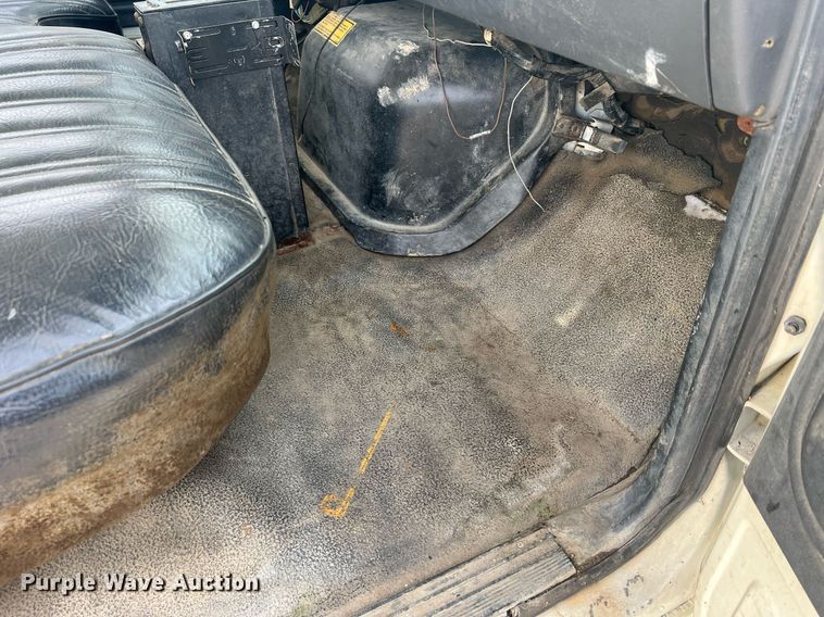 image for item NI9057 1990 Ford F800  crane truck