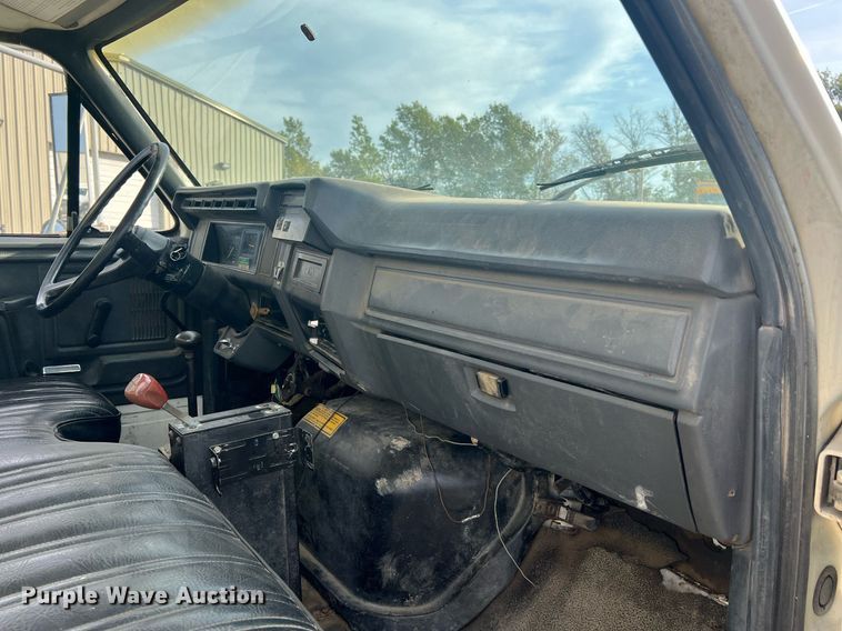 image for item NI9057 1990 Ford F800  crane truck