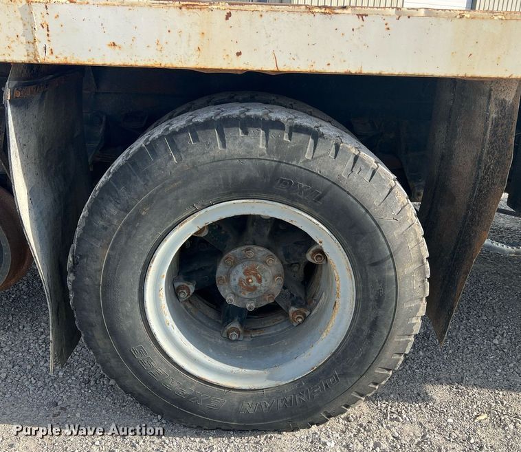 image for item NI9057 1990 Ford F800  crane truck