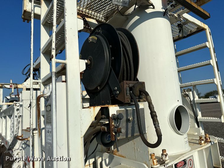 image for item NQ9343 2010 Freightliner Business Class M2  crane truck