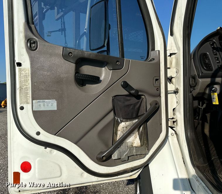 image for item NQ9343 2010 Freightliner Business Class M2  crane truck