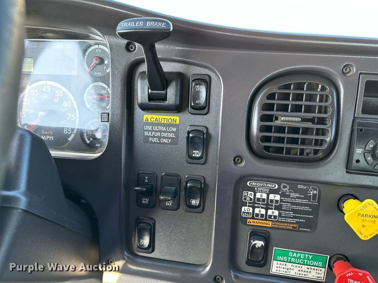 image for item NQ9343 2010 Freightliner Business Class M2  crane truck