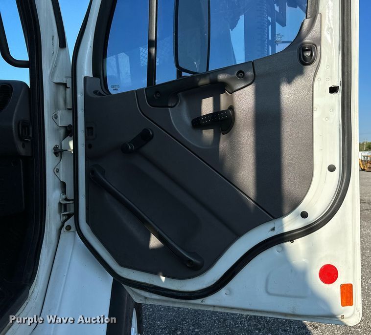 image for item NQ9343 2010 Freightliner Business Class M2  crane truck