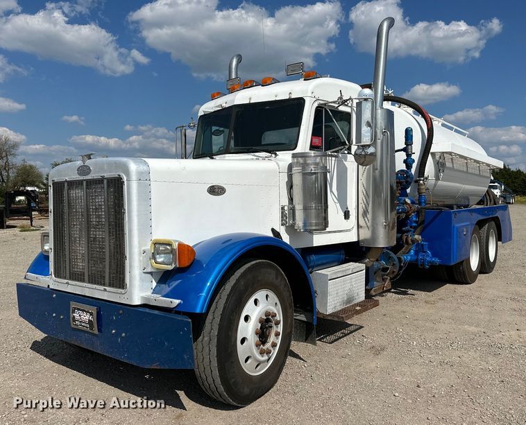 image for item NQ9364 1998 Peterbilt  379 vacuum/pump truck