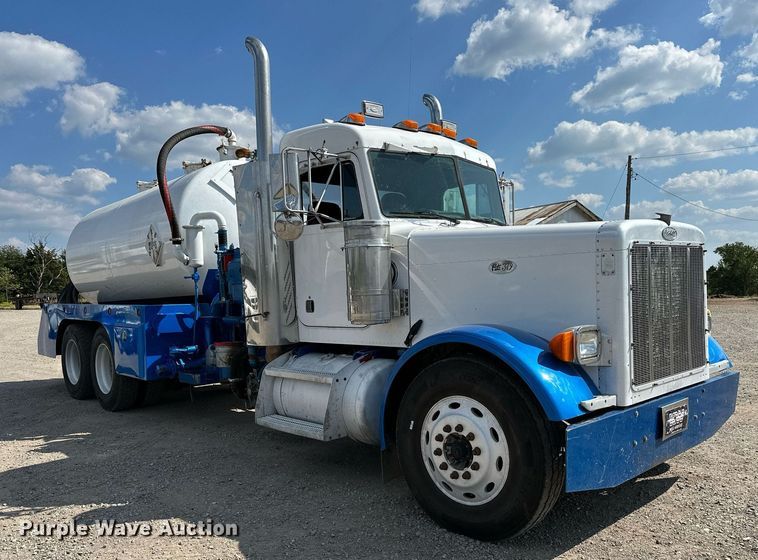 image for item NQ9364 1998 Peterbilt  379 vacuum/pump truck