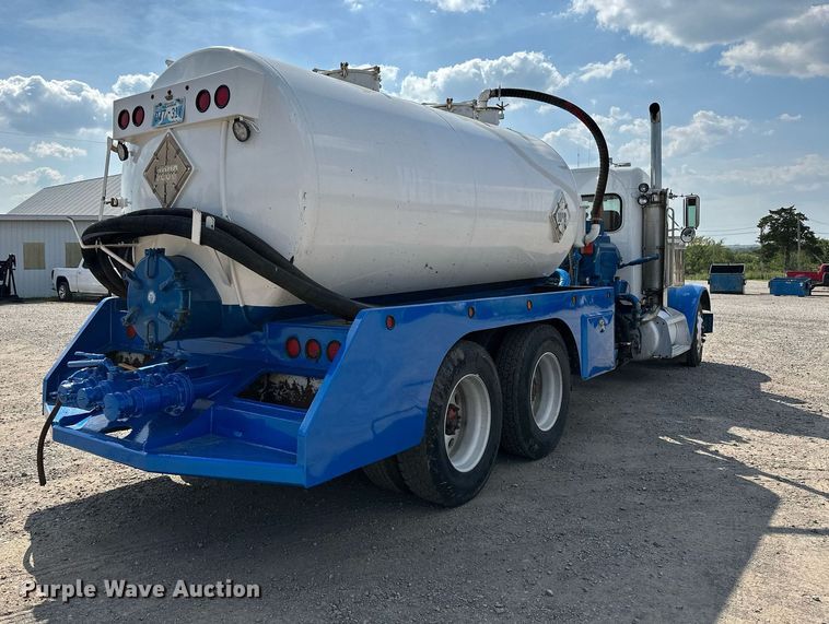 image for item NQ9364 1998 Peterbilt  379 vacuum/pump truck