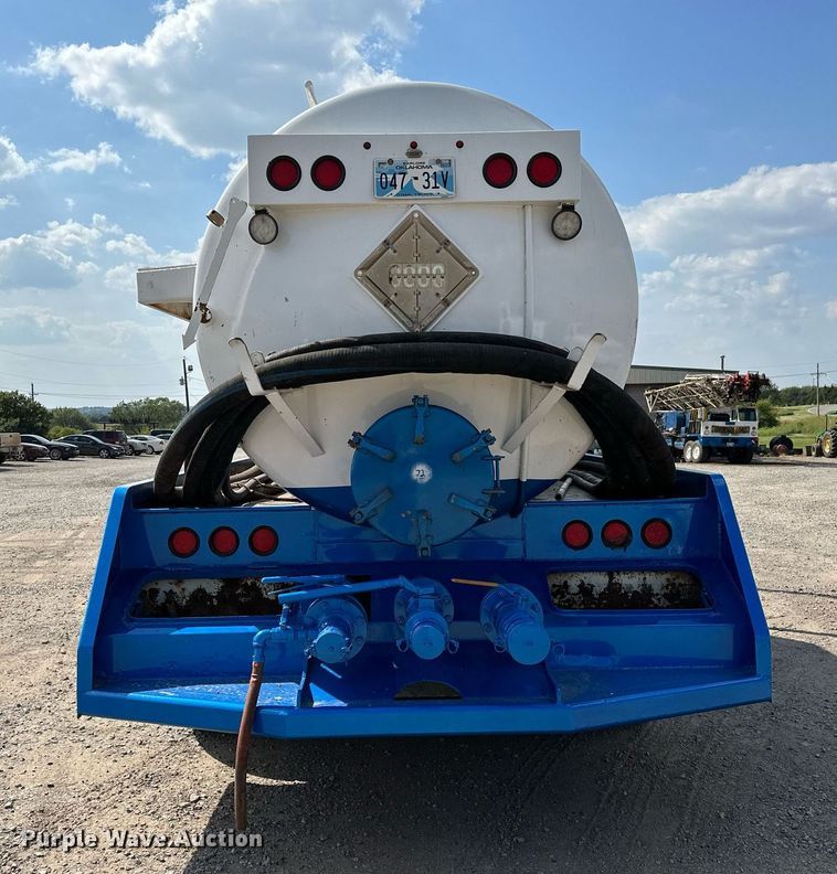 image for item NQ9364 1998 Peterbilt  379 vacuum/pump truck