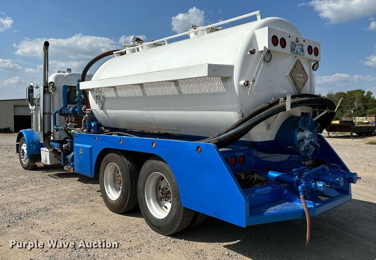 image for item NQ9364 1998 Peterbilt  379 vacuum/pump truck