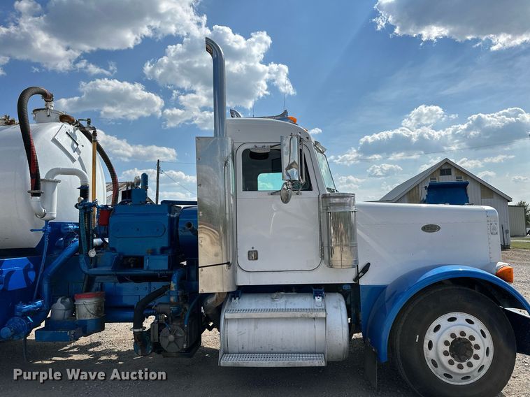 image for item NQ9364 1998 Peterbilt  379 vacuum/pump truck