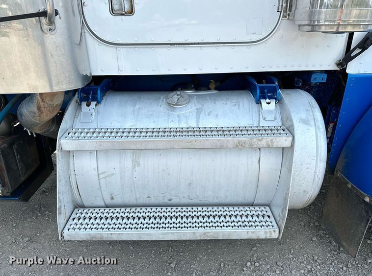 image for item NQ9364 1998 Peterbilt  379 vacuum/pump truck