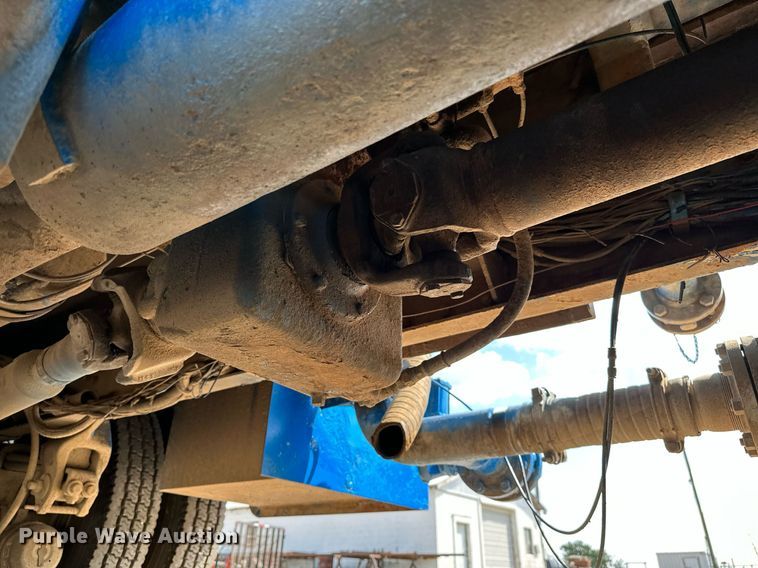 image for item NQ9364 1998 Peterbilt  379 vacuum/pump truck