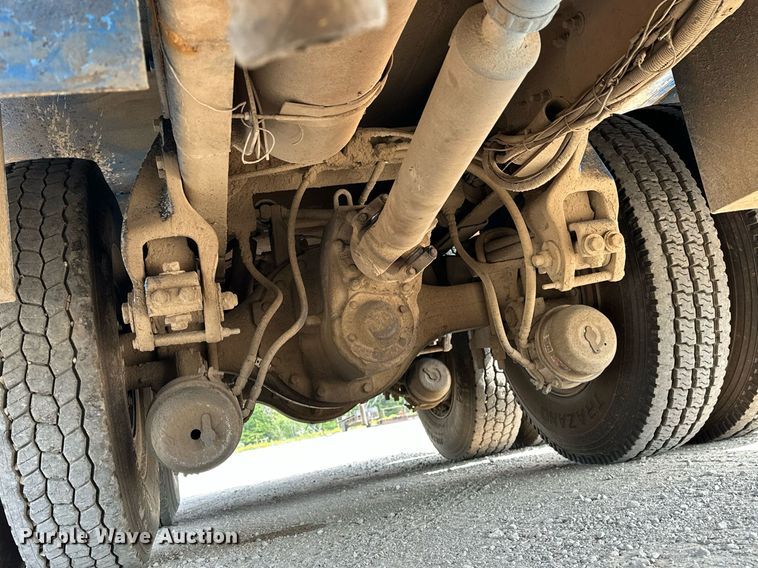 image for item NQ9364 1998 Peterbilt  379 vacuum/pump truck