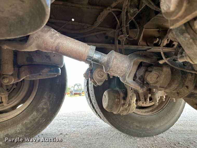 image for item NQ9364 1998 Peterbilt  379 vacuum/pump truck