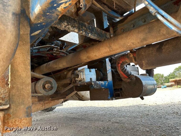 image for item NQ9364 1998 Peterbilt  379 vacuum/pump truck
