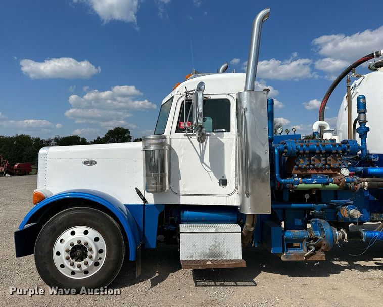 image for item NQ9364 1998 Peterbilt  379 vacuum/pump truck