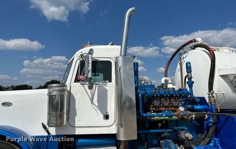image for item NQ9364 1998 Peterbilt  379 vacuum/pump truck