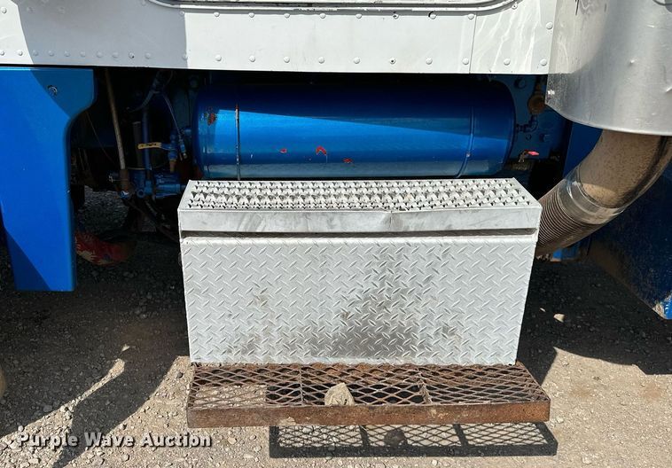 image for item NQ9364 1998 Peterbilt  379 vacuum/pump truck