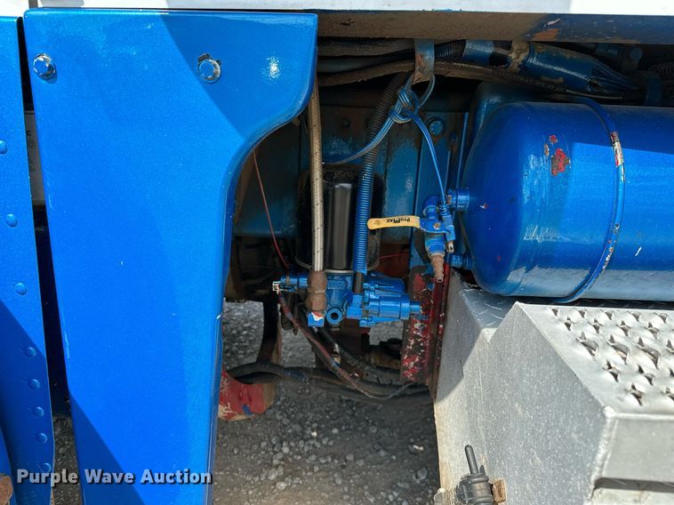 image for item NQ9364 1998 Peterbilt  379 vacuum/pump truck