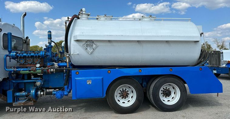 image for item NQ9364 1998 Peterbilt  379 vacuum/pump truck