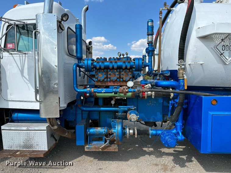 image for item NQ9364 1998 Peterbilt  379 vacuum/pump truck