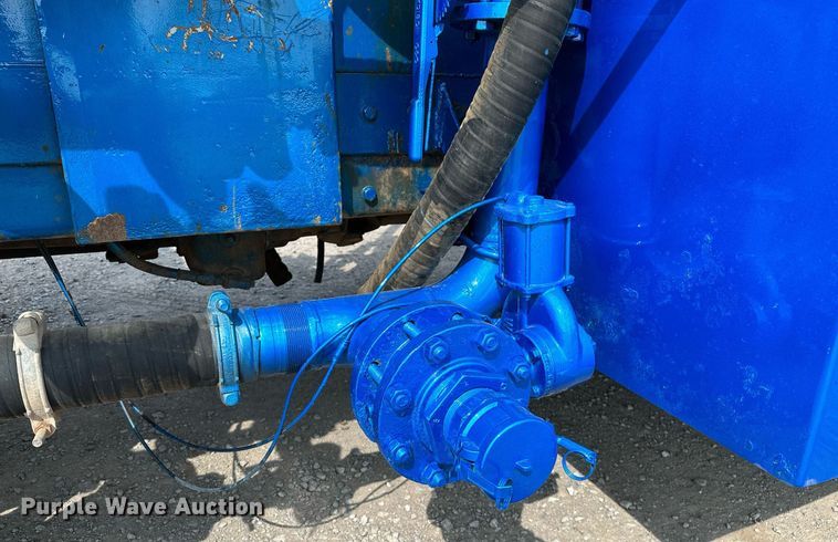 image for item NQ9364 1998 Peterbilt  379 vacuum/pump truck