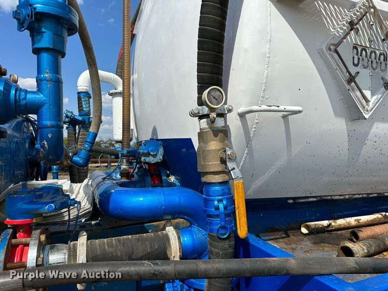 image for item NQ9364 1998 Peterbilt  379 vacuum/pump truck