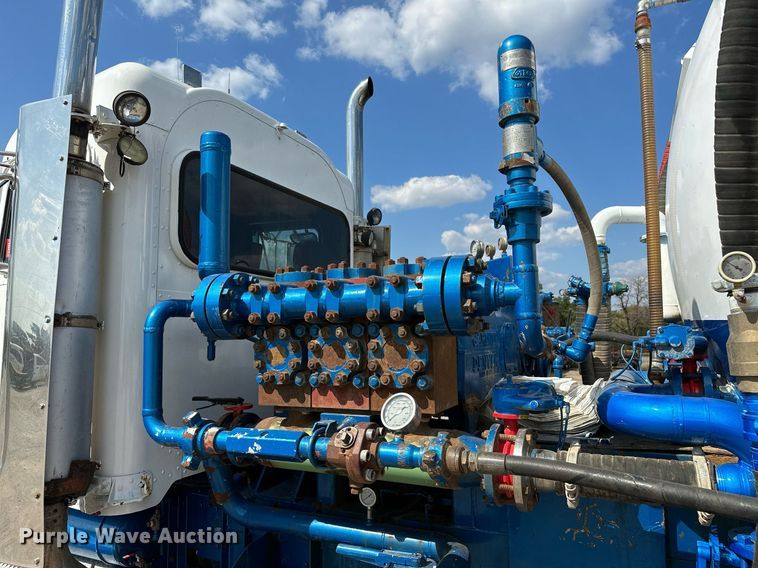 image for item NQ9364 1998 Peterbilt  379 vacuum/pump truck