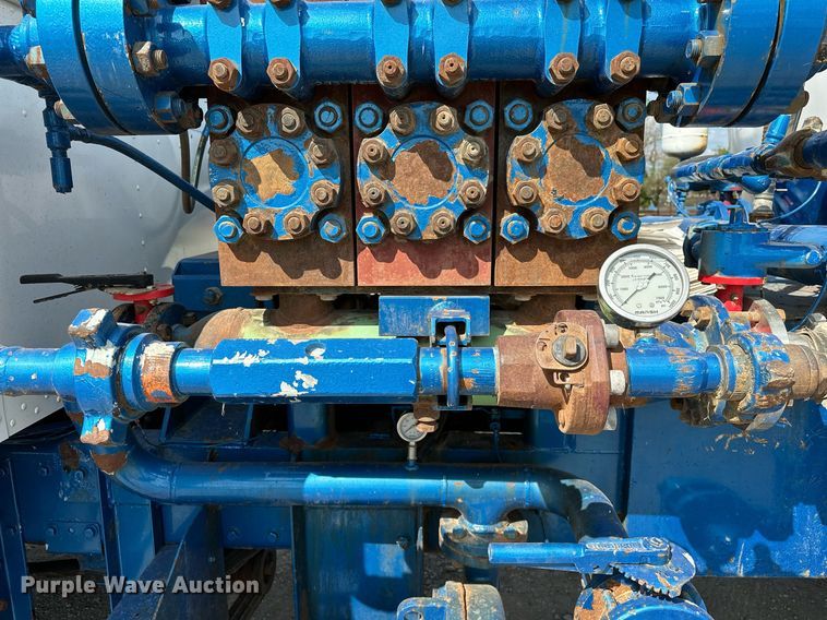 image for item NQ9364 1998 Peterbilt  379 vacuum/pump truck