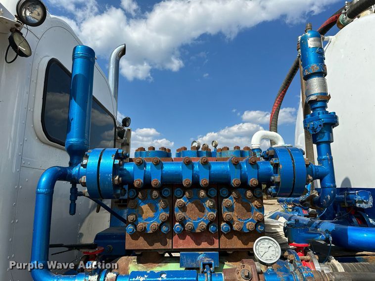image for item NQ9364 1998 Peterbilt  379 vacuum/pump truck