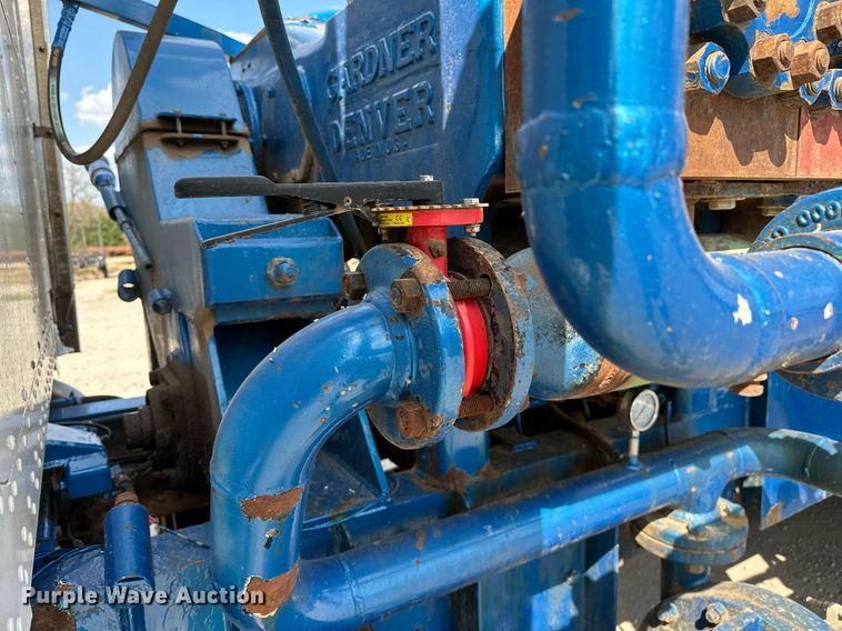 image for item NQ9364 1998 Peterbilt  379 vacuum/pump truck